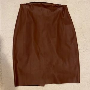 Beautiful skin fitting skirt. Super stretchy!